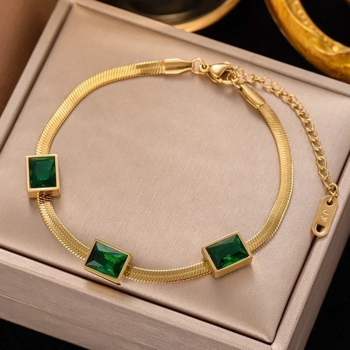Pulsera con Incrustaciones de Circón – Estilo y Elegancia
