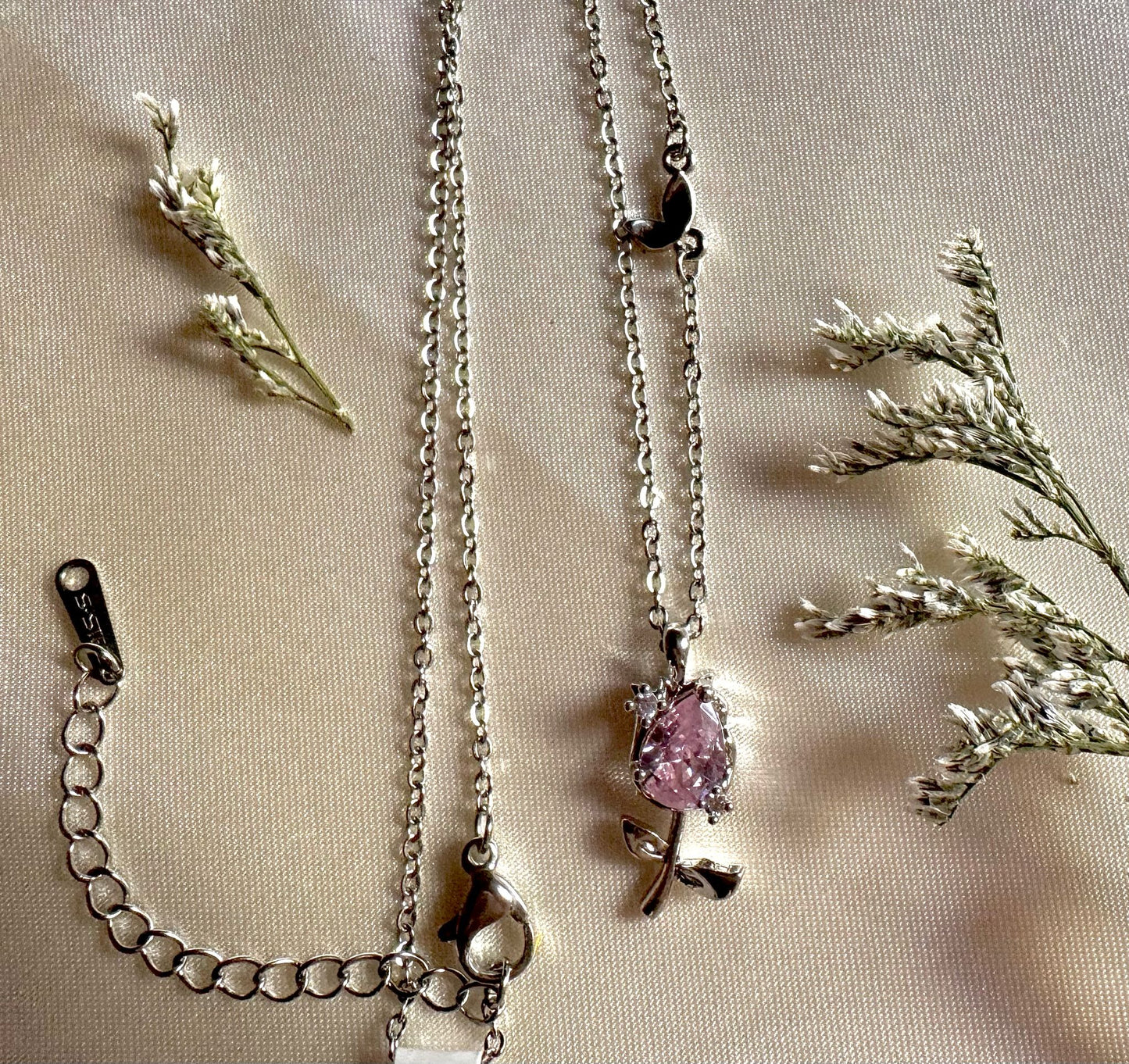 Collar Rosa Elegante – Amor y Suerte en Acero Titanio