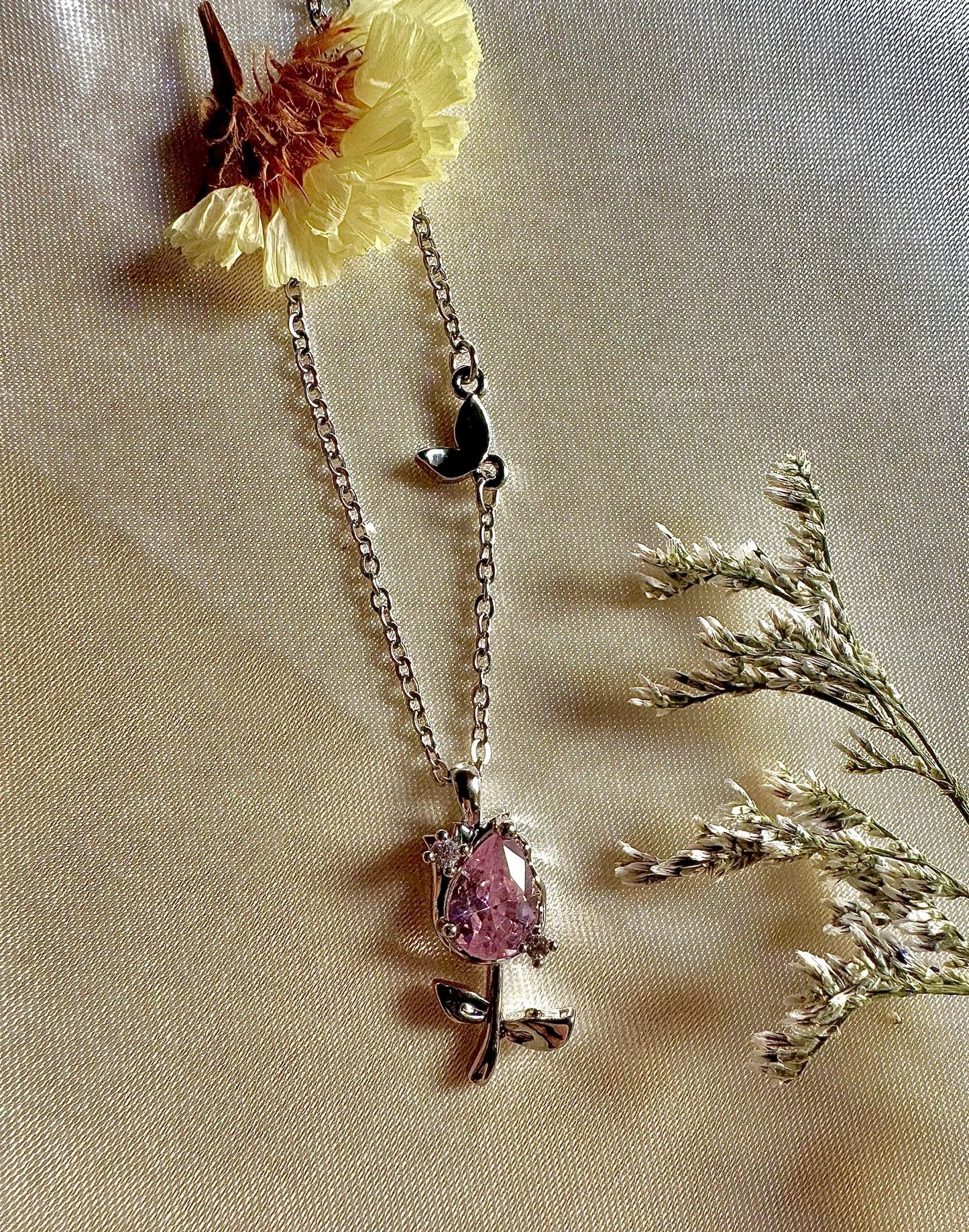 Collar Rosa Elegante – Amor y Suerte en Acero Titanio